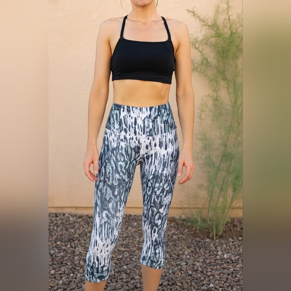 NUX Abstract Print high rise capri legging - Picture 1 of 7